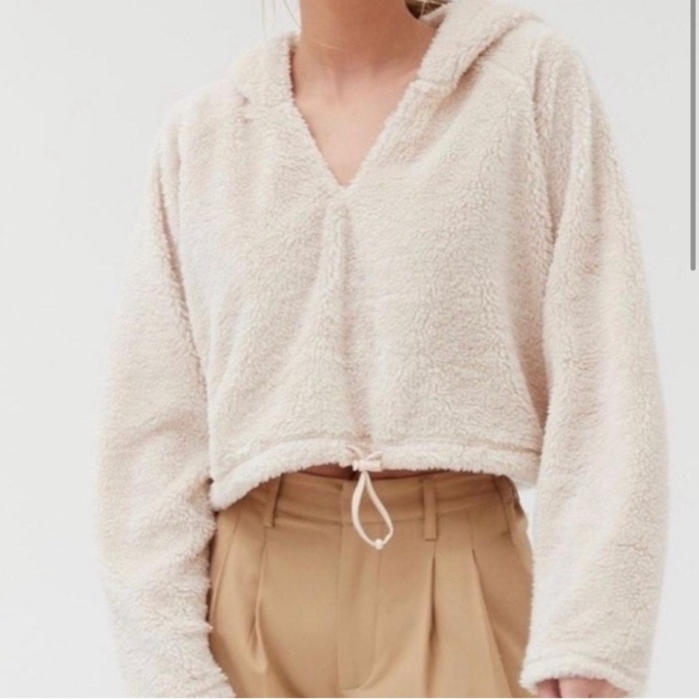 UO Cropped Sherpa Teddy Hoodie with Drawstring Waist, Small